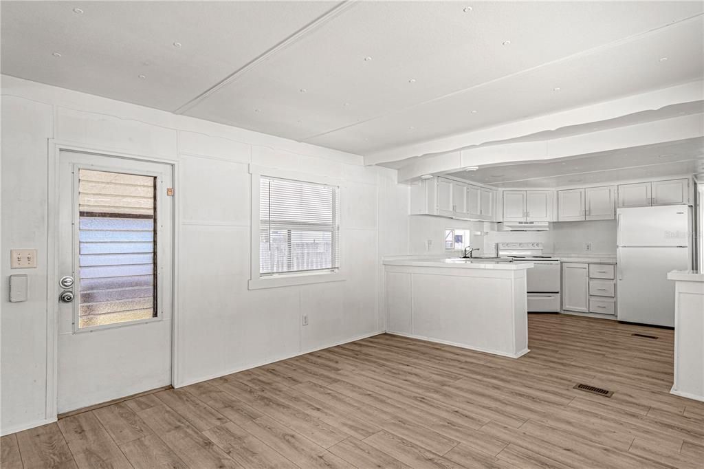 For Sale: $117,000 (2 beds, 1 baths, 586 Square Feet)