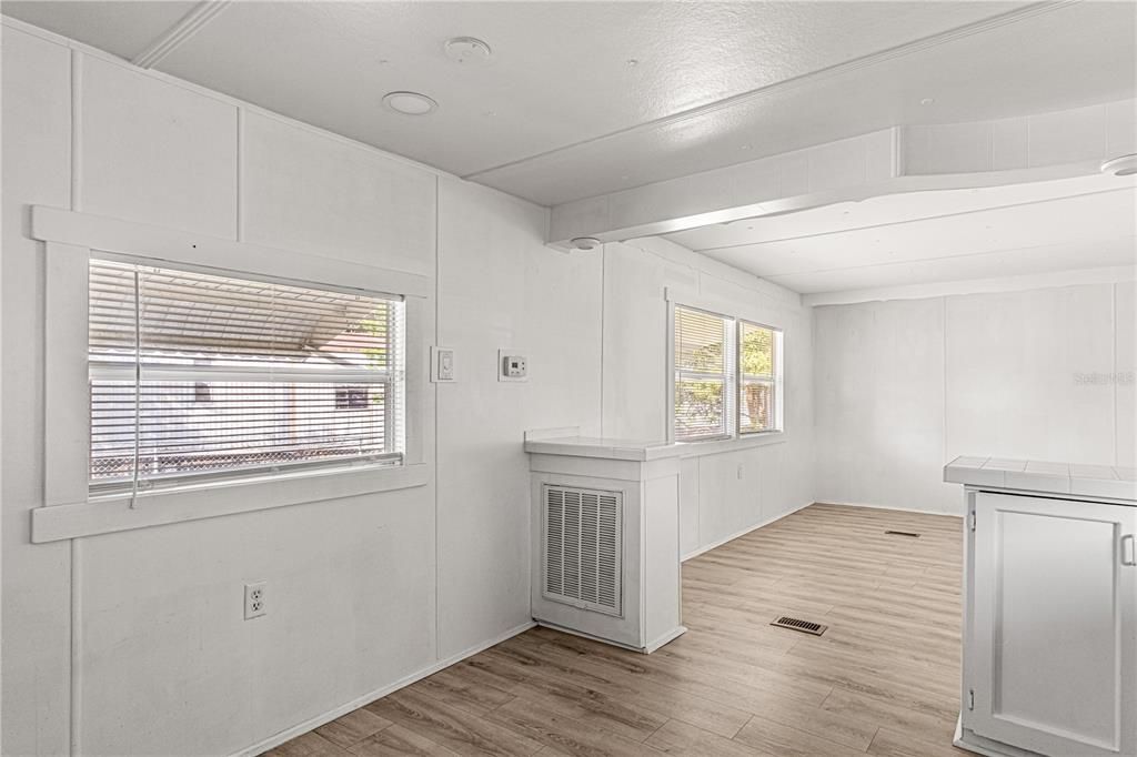 For Sale: $117,000 (2 beds, 1 baths, 586 Square Feet)
