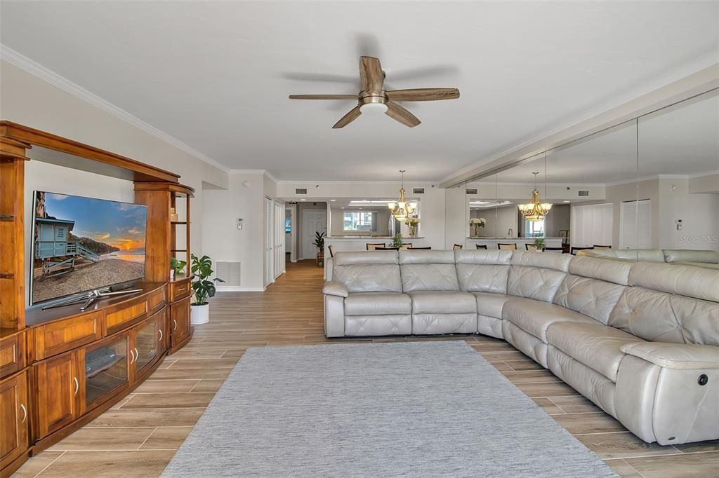 For Sale: $1,395,000 (2 beds, 2 baths, 1569 Square Feet)