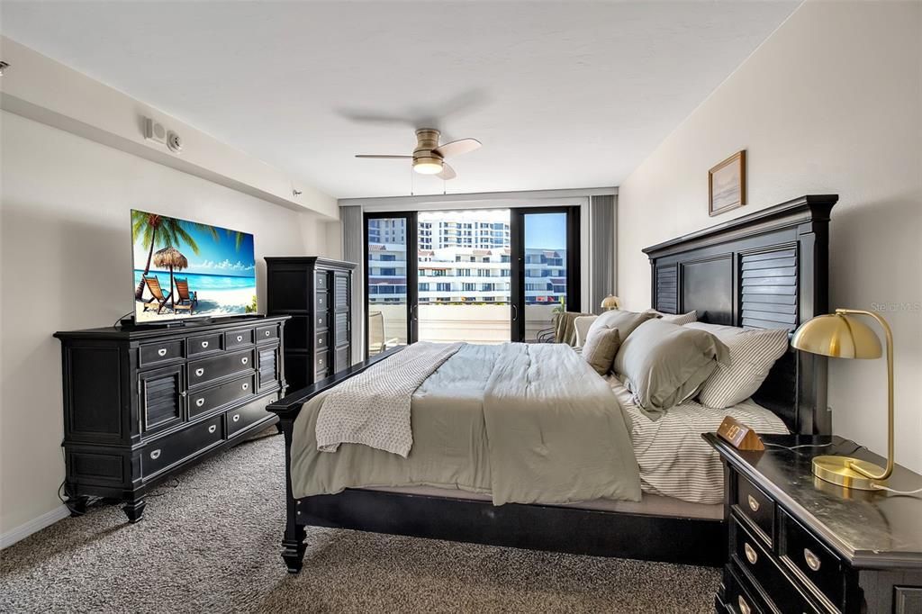 For Sale: $1,395,000 (2 beds, 2 baths, 1569 Square Feet)