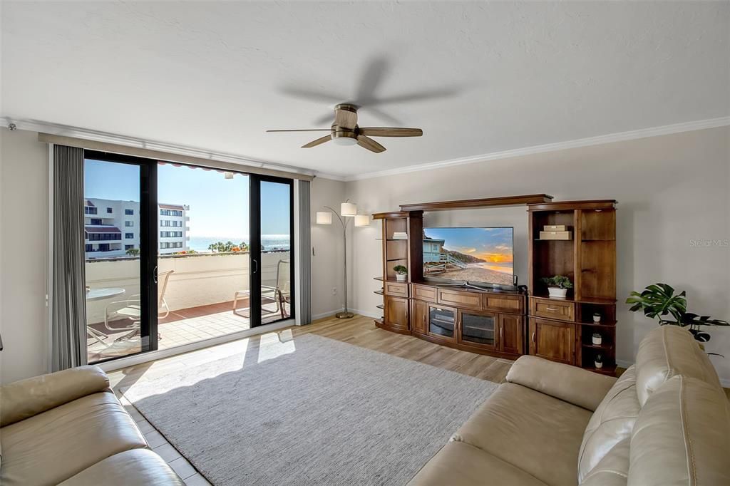 For Sale: $1,395,000 (2 beds, 2 baths, 1569 Square Feet)