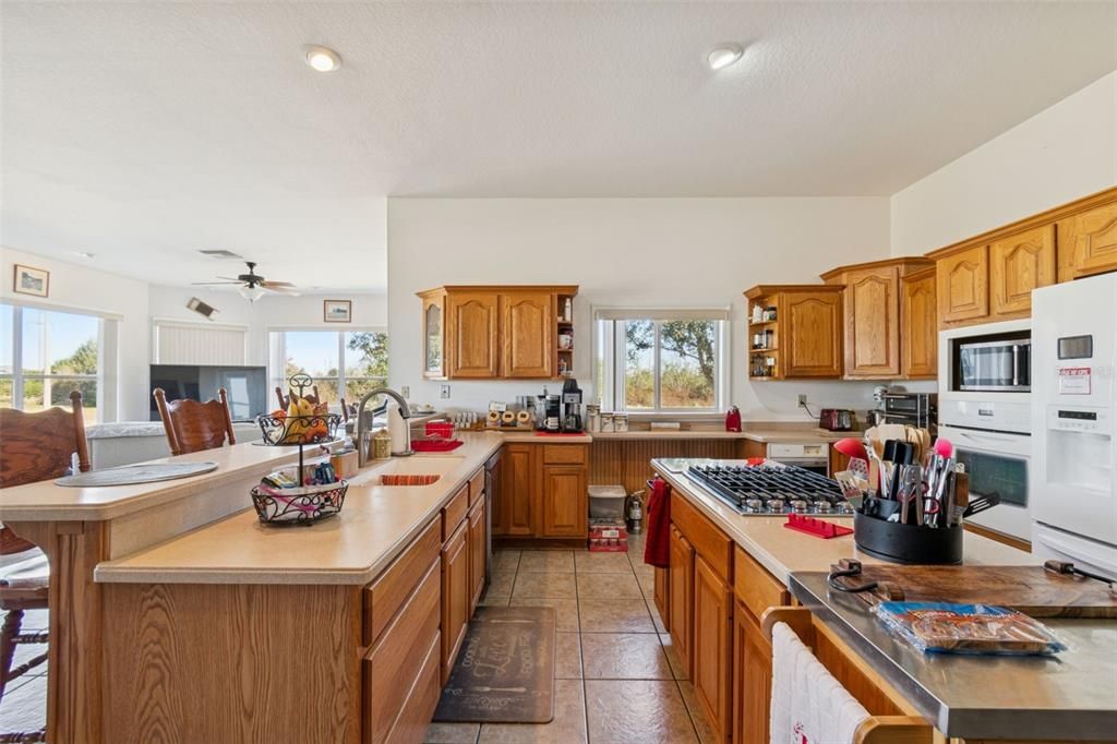 En Venta: $824,900 (4 camas, 3 baños, 2676 Pies cuadrados)