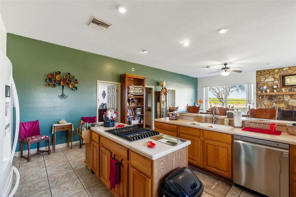 En Venta: $824,900 (4 camas, 3 baños, 2676 Pies cuadrados)