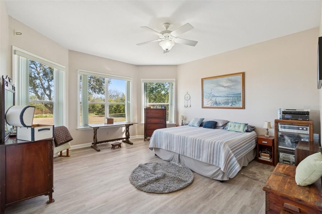 En Venta: $824,900 (4 camas, 3 baños, 2676 Pies cuadrados)