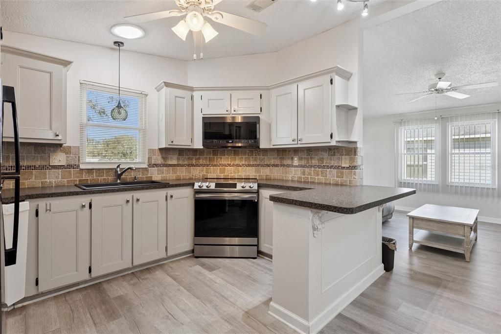 Active With Contract: $189,900 (2 beds, 2 baths, 1040 Square Feet)