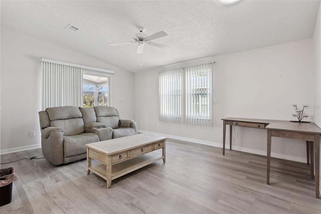 Active With Contract: $189,900 (2 beds, 2 baths, 1040 Square Feet)