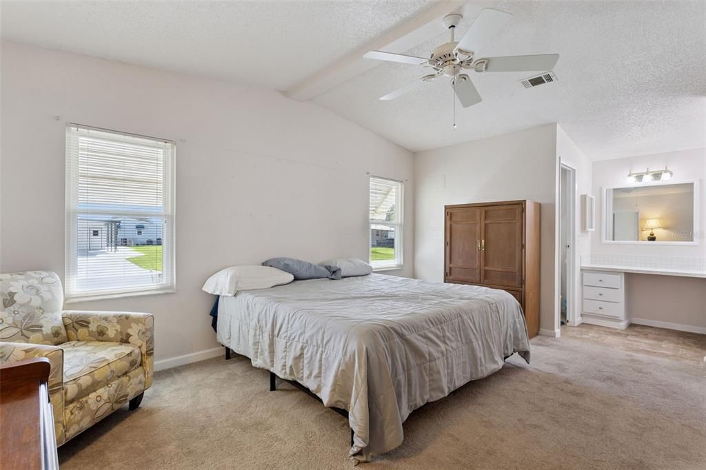 Active With Contract: $189,900 (2 beds, 2 baths, 1040 Square Feet)