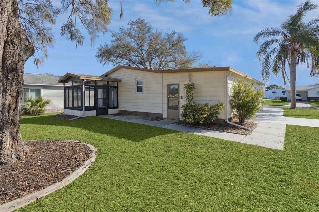 Active With Contract: $189,900 (2 beds, 2 baths, 1040 Square Feet)