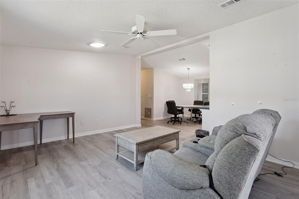Active With Contract: $189,900 (2 beds, 2 baths, 1040 Square Feet)