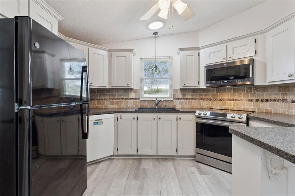 Active With Contract: $189,900 (2 beds, 2 baths, 1040 Square Feet)