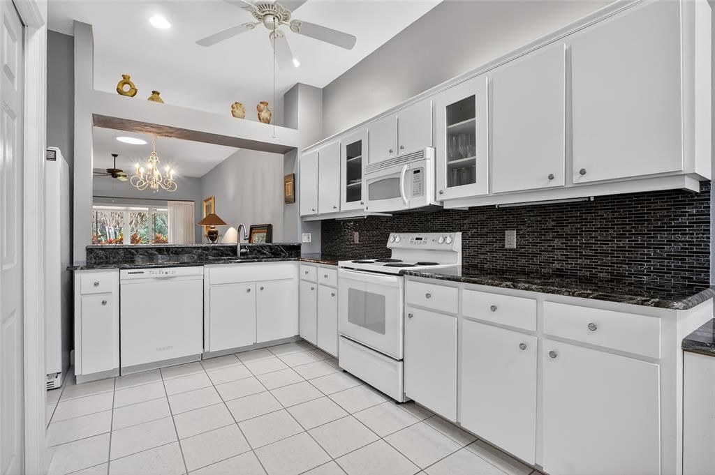 Activo con contrato: $299,900 (3 camas, 2 baños, 1627 Pies cuadrados)