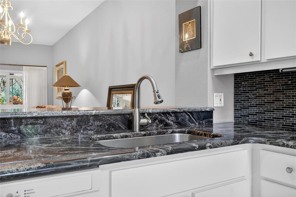 Activo con contrato: $299,900 (3 camas, 2 baños, 1627 Pies cuadrados)