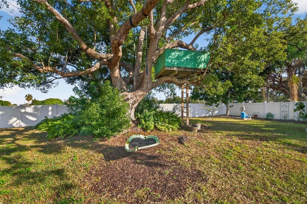 Active With Contract: $989,000 (3 beds, 2 baths, 1945 Square Feet)