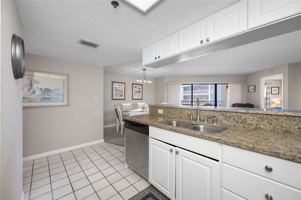 En Venta: $698,000 (2 camas, 2 baños, 1200 Pies cuadrados)