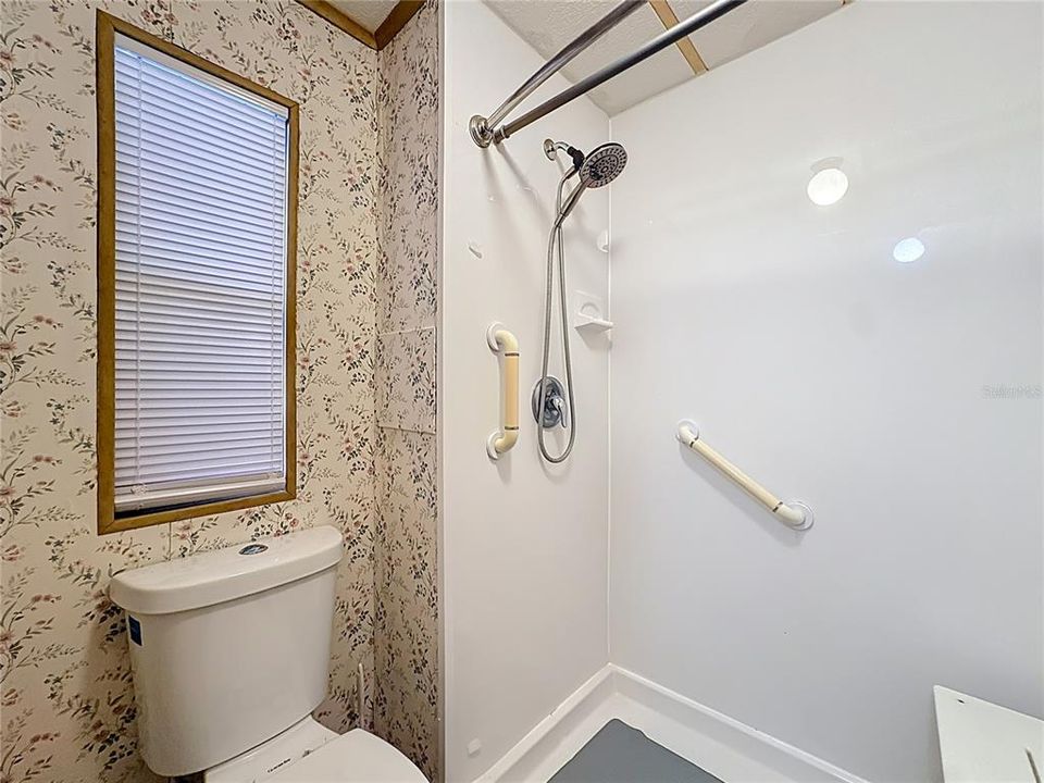 Active With Contract: $184,900 (3 beds, 2 baths, 1392 Square Feet)