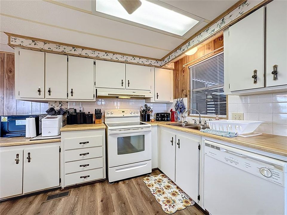 Active With Contract: $184,900 (3 beds, 2 baths, 1392 Square Feet)