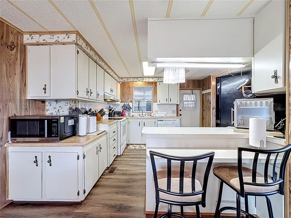 Active With Contract: $184,900 (3 beds, 2 baths, 1392 Square Feet)