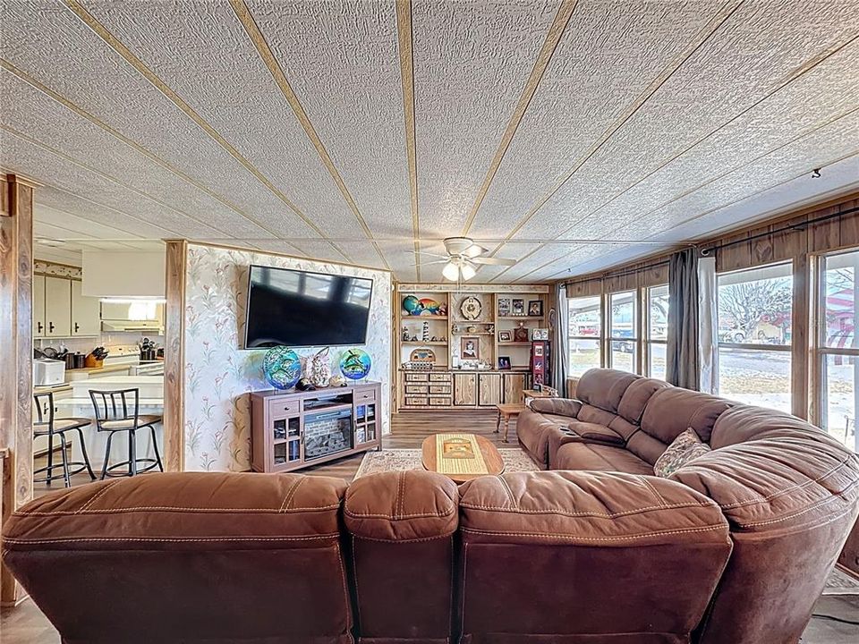 Active With Contract: $184,900 (3 beds, 2 baths, 1392 Square Feet)