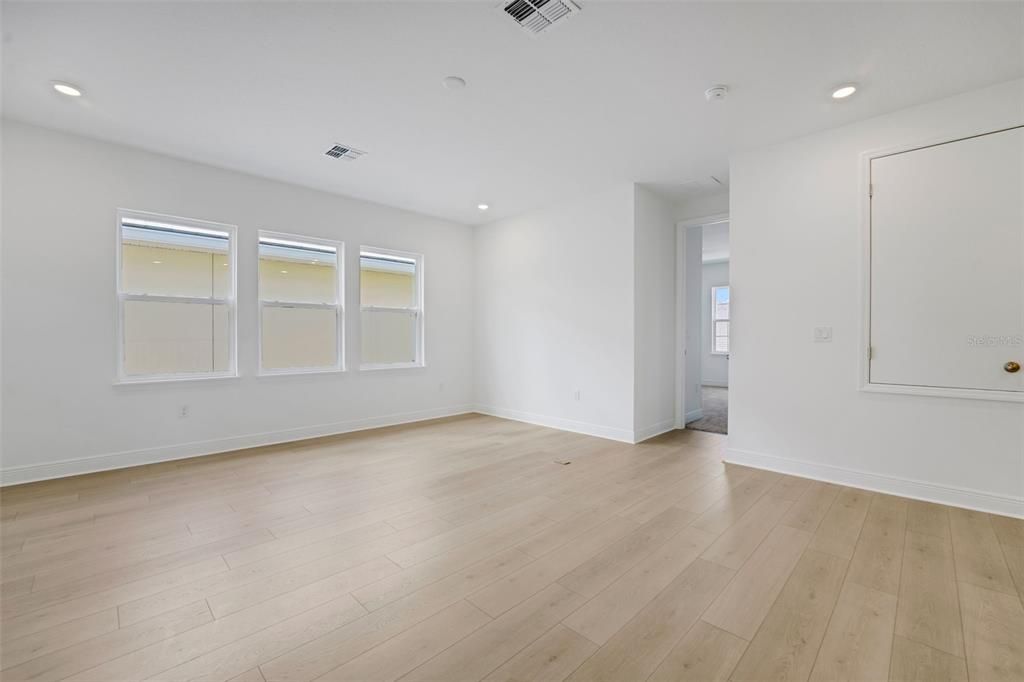 合同活跃: $1,166,990 (6 贝兹, 4 浴室, 3550 平方英尺)