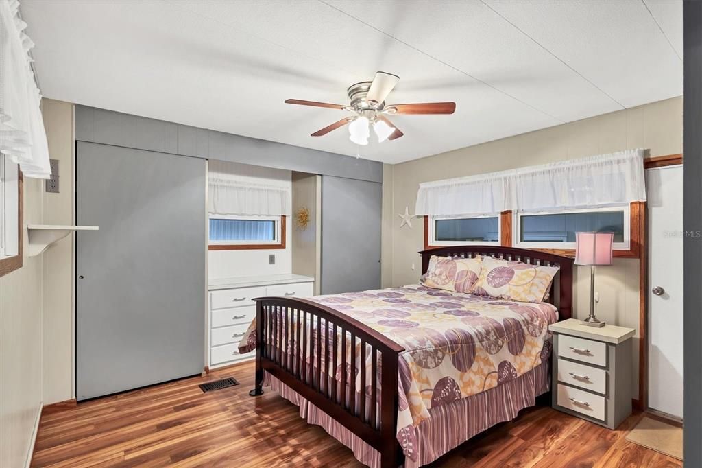 На продажу: $139,900 (2 спален, 1 ванн, 880 Квадратных фут)