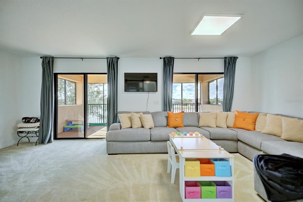 En Venta: $615,000 (4 camas, 3 baños, 3170 Pies cuadrados)