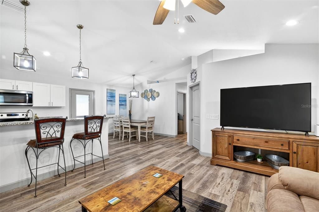 Activo con contrato: $244,900 (3 camas, 2 baños, 1200 Pies cuadrados)