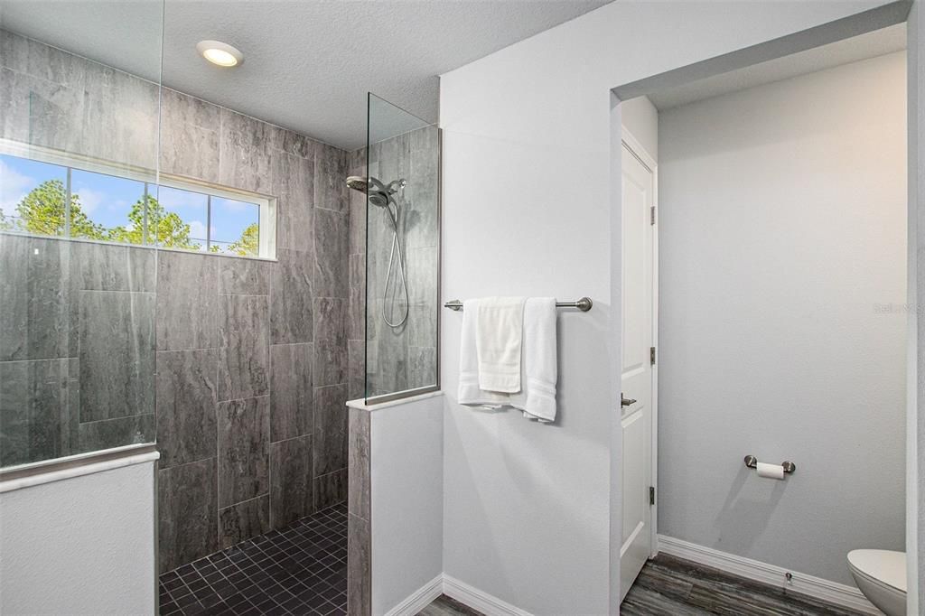 For Sale: $360,000 (5 beds, 3 baths, 2450 Square Feet)