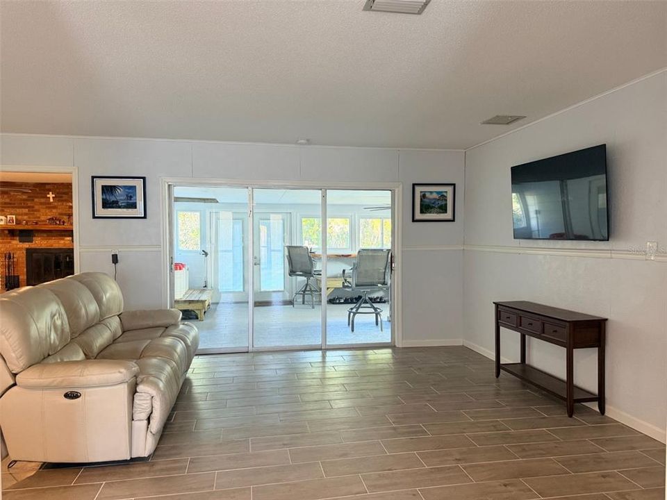 For Sale: $395,000 (2 beds, 2 baths, 2086 Square Feet)