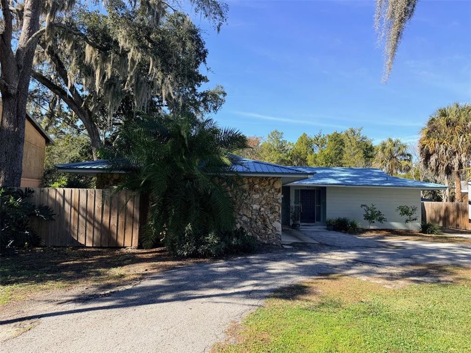 For Sale: $395,000 (2 beds, 2 baths, 2086 Square Feet)