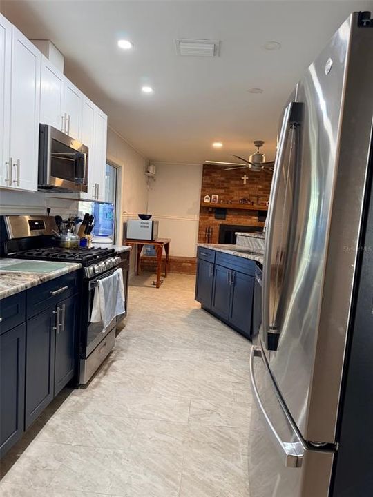 For Sale: $395,000 (2 beds, 2 baths, 2086 Square Feet)