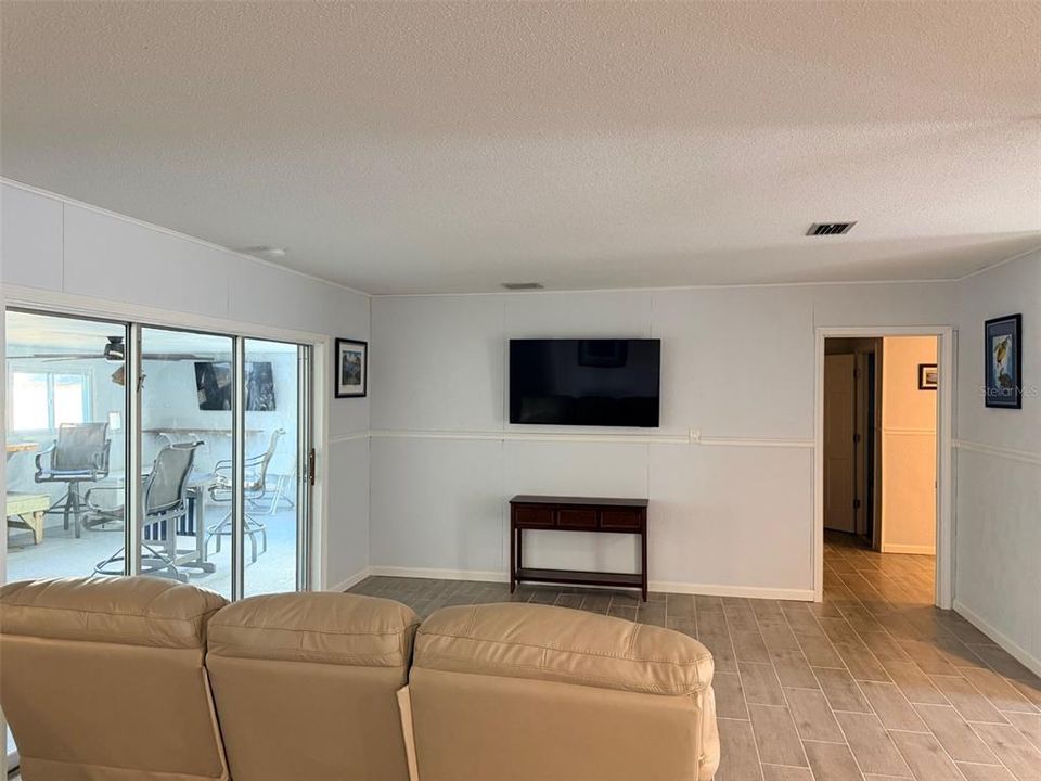 For Sale: $395,000 (2 beds, 2 baths, 2086 Square Feet)