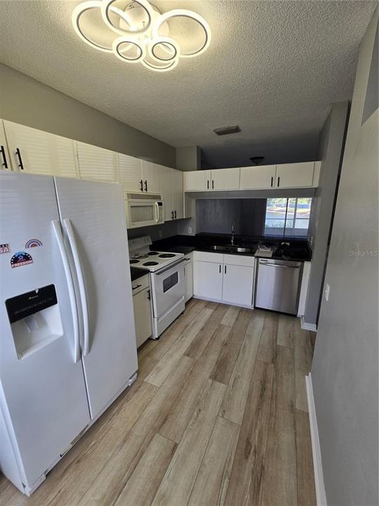 Под контрактом: $223,000 (2 спален, 2 ванн, 1152 Квадратных фут)