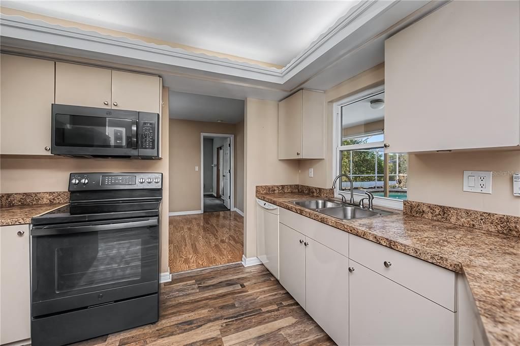 Под контрактом: $359,900 (3 спален, 2 ванн, 1711 Квадратных фут)