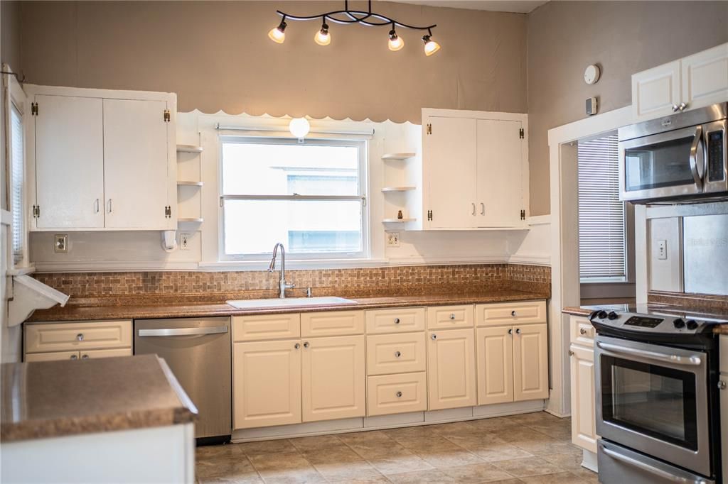 For Sale: $1,399,000 (2 beds, 2 baths, 2900 Square Feet)