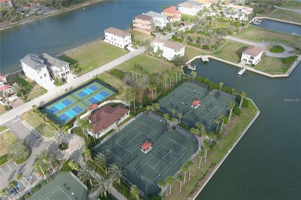 На продажу: $255,000 (0.13 acres)