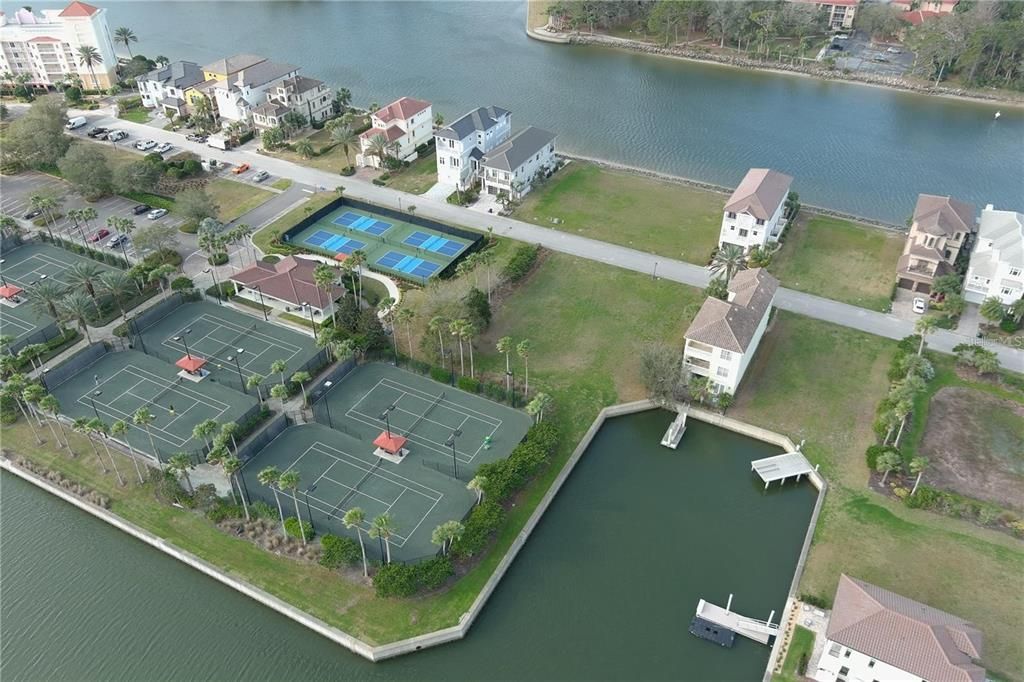 На продажу: $255,000 (0.13 acres)