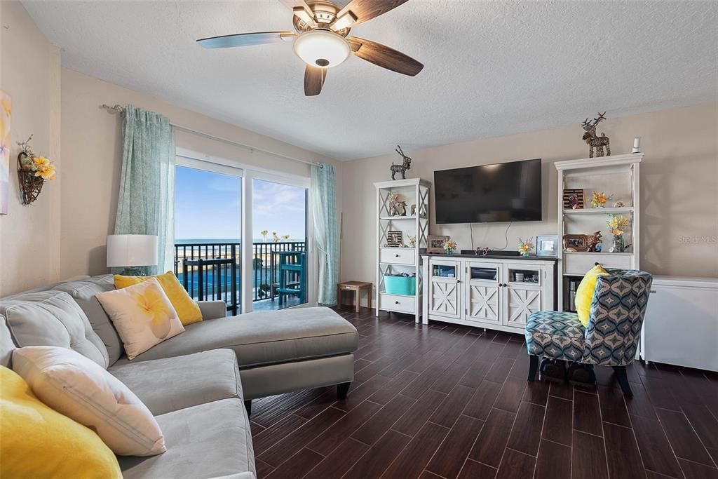 For Sale: $330,000 (2 beds, 2 baths, 1030 Square Feet)