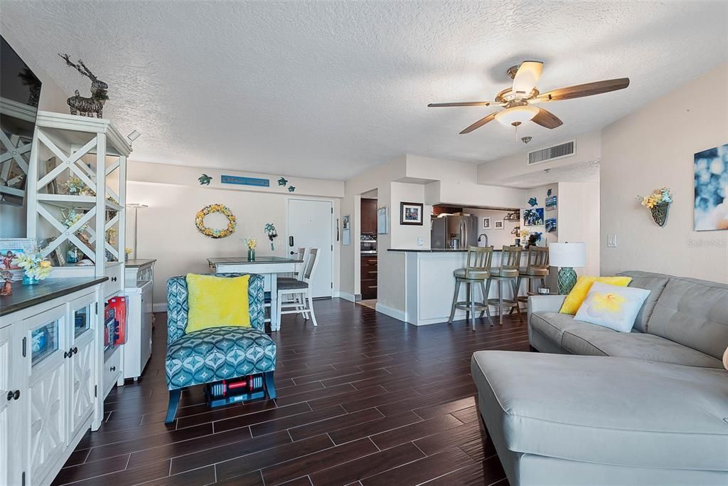 For Sale: $330,000 (2 beds, 2 baths, 1030 Square Feet)