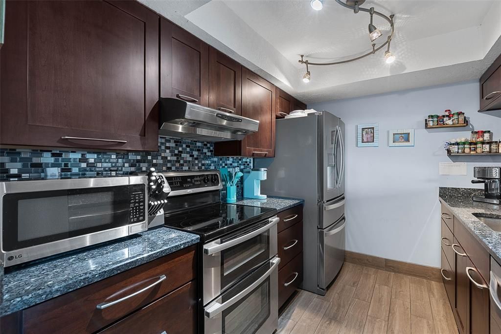 For Sale: $330,000 (2 beds, 2 baths, 1030 Square Feet)