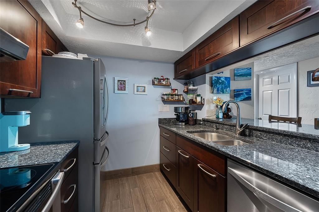 For Sale: $330,000 (2 beds, 2 baths, 1030 Square Feet)