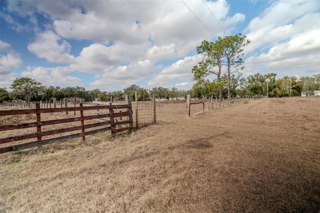На продажу: $2,250,000 (30.00 acres)