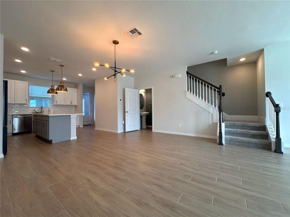 Active With Contract: $2,400 (3 beds, 2 baths, 1738 Square Feet)
