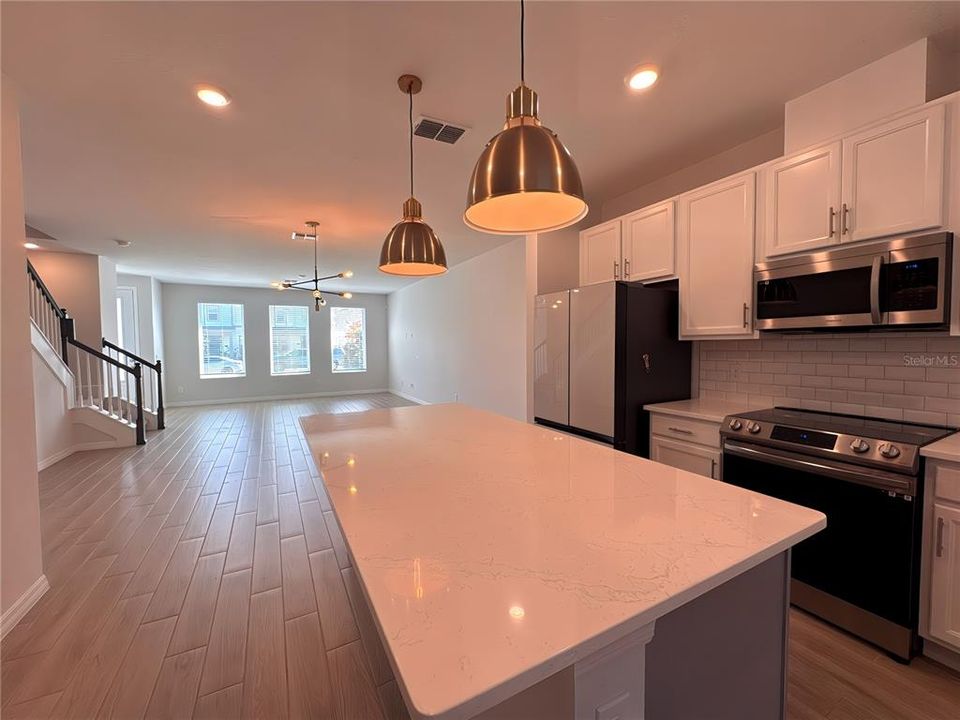 Active With Contract: $2,400 (3 beds, 2 baths, 1738 Square Feet)