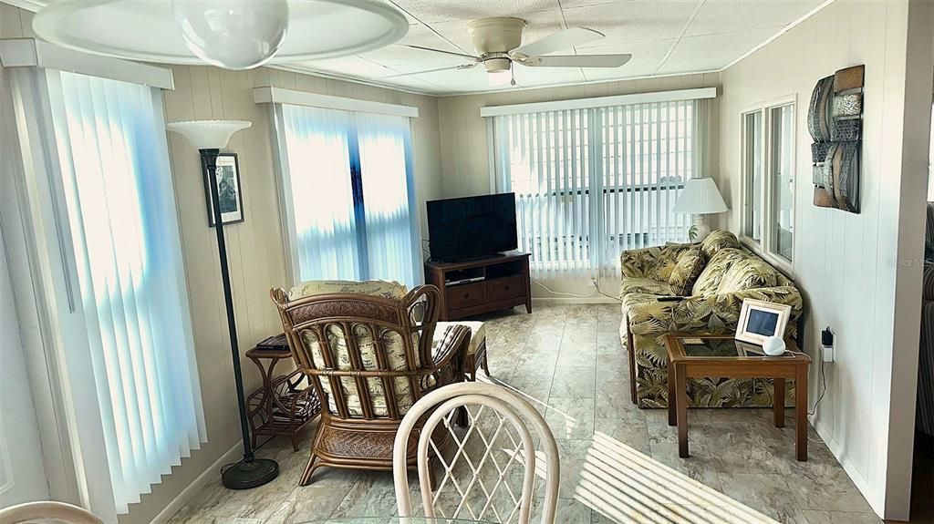 Activo con contrato: $129,900 (2 camas, 21 baños, 1000 Pies cuadrados)