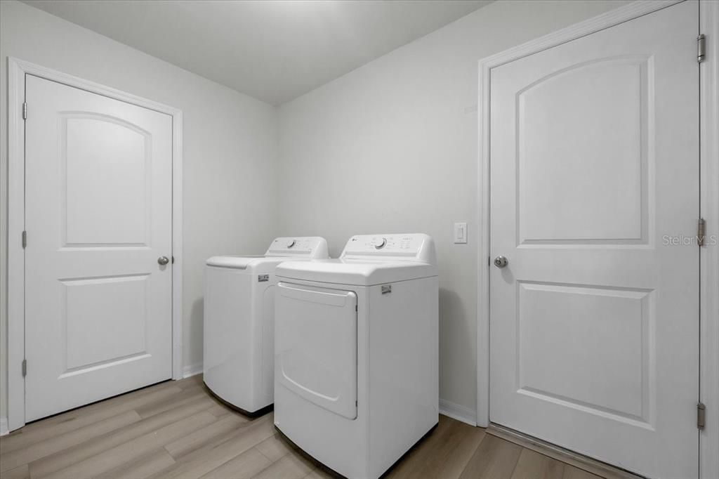 На продажу: $210,000 (3 спален, 2 ванн, 1409 Квадратных фут)