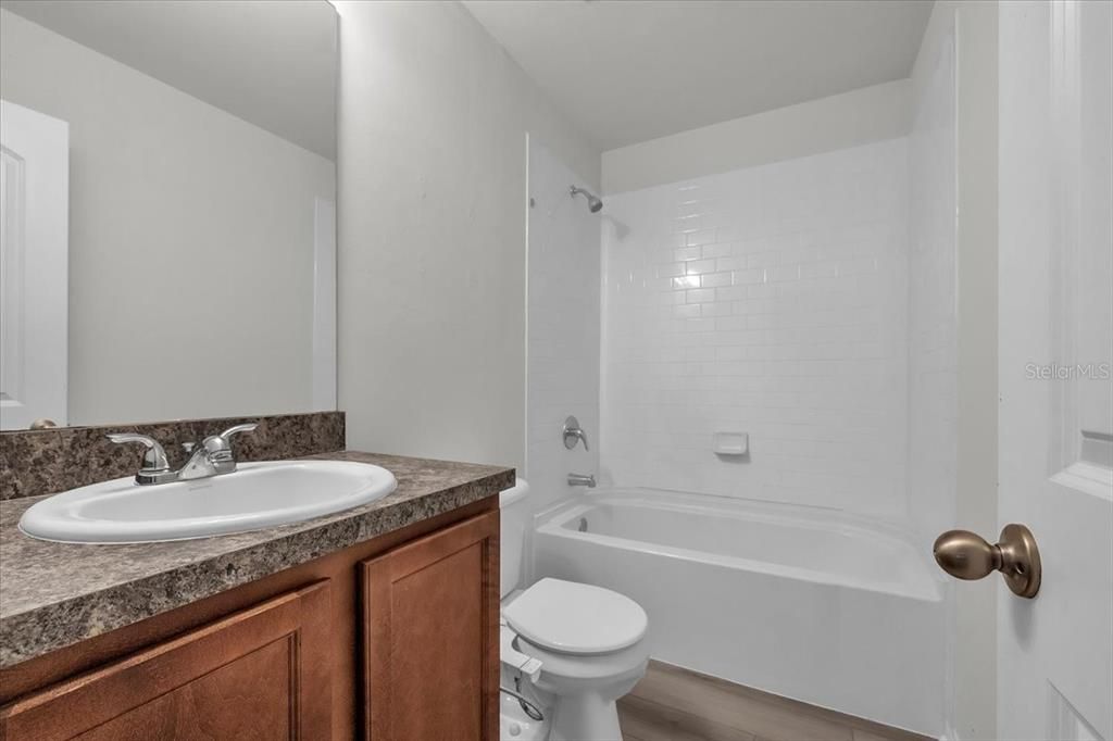 На продажу: $210,000 (3 спален, 2 ванн, 1409 Квадратных фут)