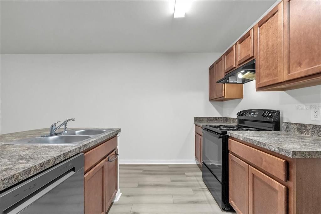 На продажу: $210,000 (3 спален, 2 ванн, 1409 Квадратных фут)