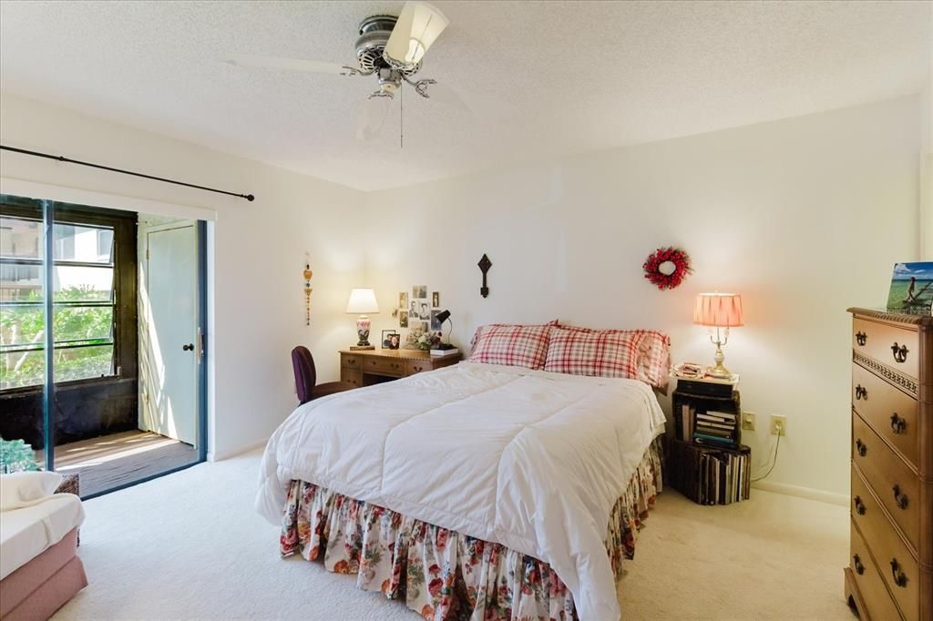 Activo con contrato: $210,000 (2 camas, 2 baños, 1100 Pies cuadrados)