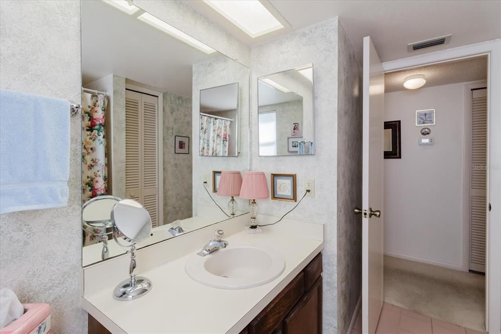 Activo con contrato: $210,000 (2 camas, 2 baños, 1100 Pies cuadrados)