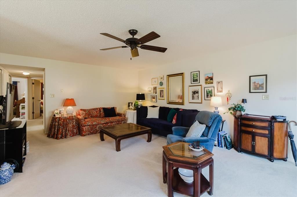 Activo con contrato: $210,000 (2 camas, 2 baños, 1100 Pies cuadrados)